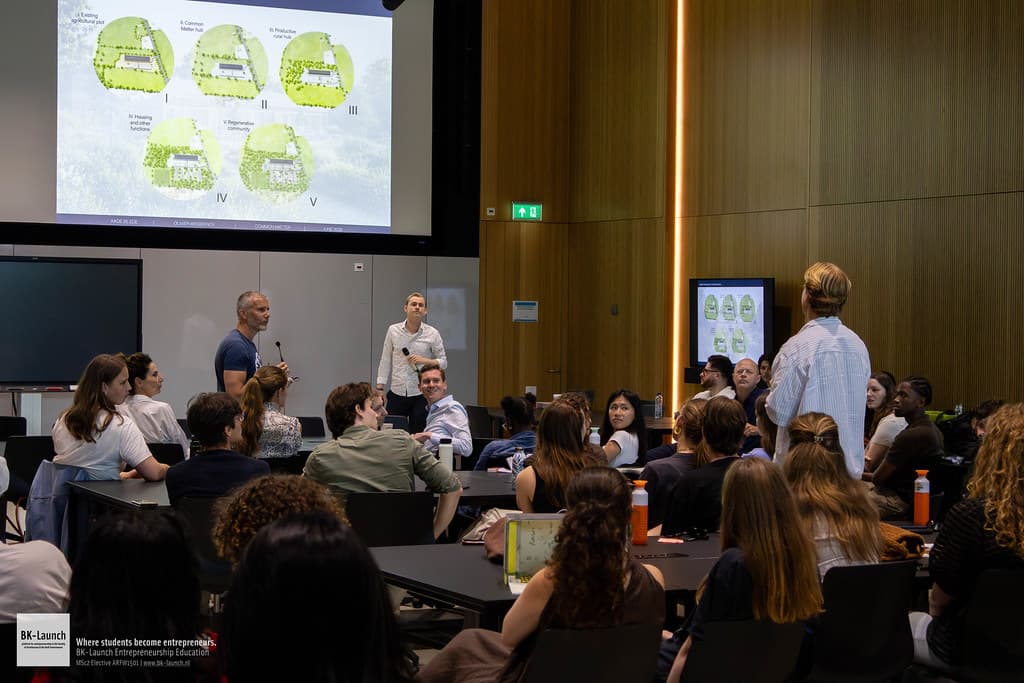 Studenten presenteren hun concept in een volle zaal aan de TU Delft, met Chris Aerts in de vakjury.